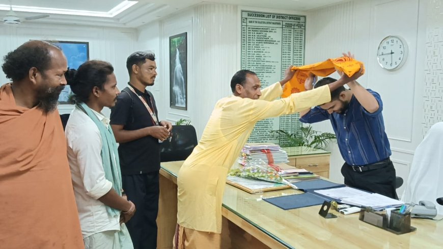 ଘଣ୍ଟବାହାଲି ମାଁଗାୟତ୍ରୀ ସେବା ସଂସ୍ଥା ପକ୍ଷରୁ ଜିଲ୍ଲାପାଳଙ୍କୁ ସାକ୍ଷାତ।