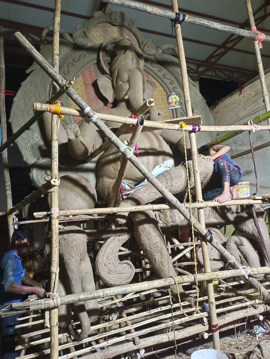 ଫ୍ରେଣ୍ଡସ ଗ୍ରୁପର ୧୭ ଫୁଟିଆ ଆକର୍ଷଣୀୟ ମୂର୍ତ୍ତି ତିଆରିରେ ନିମଗ୍ନ କାରିଗର,