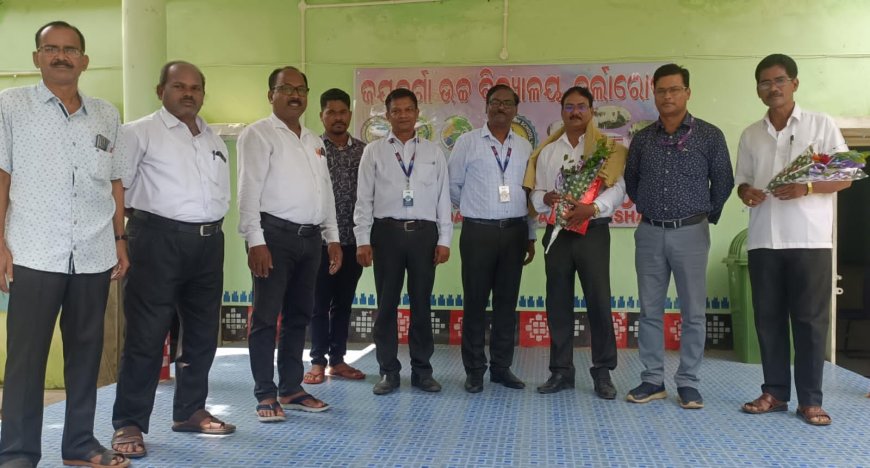 ଷ୍ଟେଟ ବ୍ୟାଙ୍କ ପରିଚାଳକ ଓ ତାଙ୍କ ସହଯୋଗୀ ଙ୍କ ଦ୍ଵାରା ସମ୍ବର୍ଦ୍ଧିତ ହେଲେ ବିଜ୍ଞାନ ଶିକ୍ଷକ ସନ୍ତୋଷ କୁମାର କର,