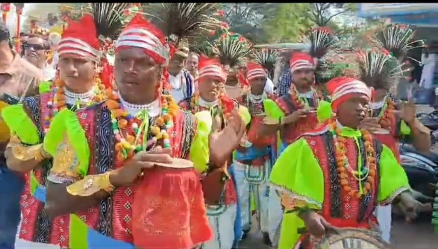 କଳାହାଣ୍ଡି ମହାରାଜାଙ୍କ ଦ୍ଵାରା ଜୁନାଗଡ଼ ମହୋତ୍ସବ ଉଦଘାଟିତ ଲୋକନୃତ୍ୟର ତାଳେ ତାଳେ ଶହ ଶହ ଲୋକେ ସାମିଲ,